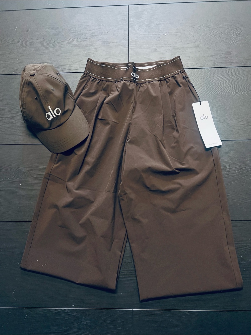 ALO Yoga Women’s Brown Suit Up Trousers Performance Wide-Leg Pants with Hat